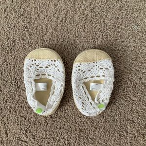 Adorable crocheted shoes for 6-9 months